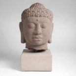 Kopf des Buddha aus Stein Indonesien, 20. Jh. Stein. Meditativer Gesichtsausdruck mit gesenkten