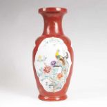 Balusterförmige Vase mit korallenrotem Fond und Emaillebemalung China, Republik-Zeit (1912-1949).