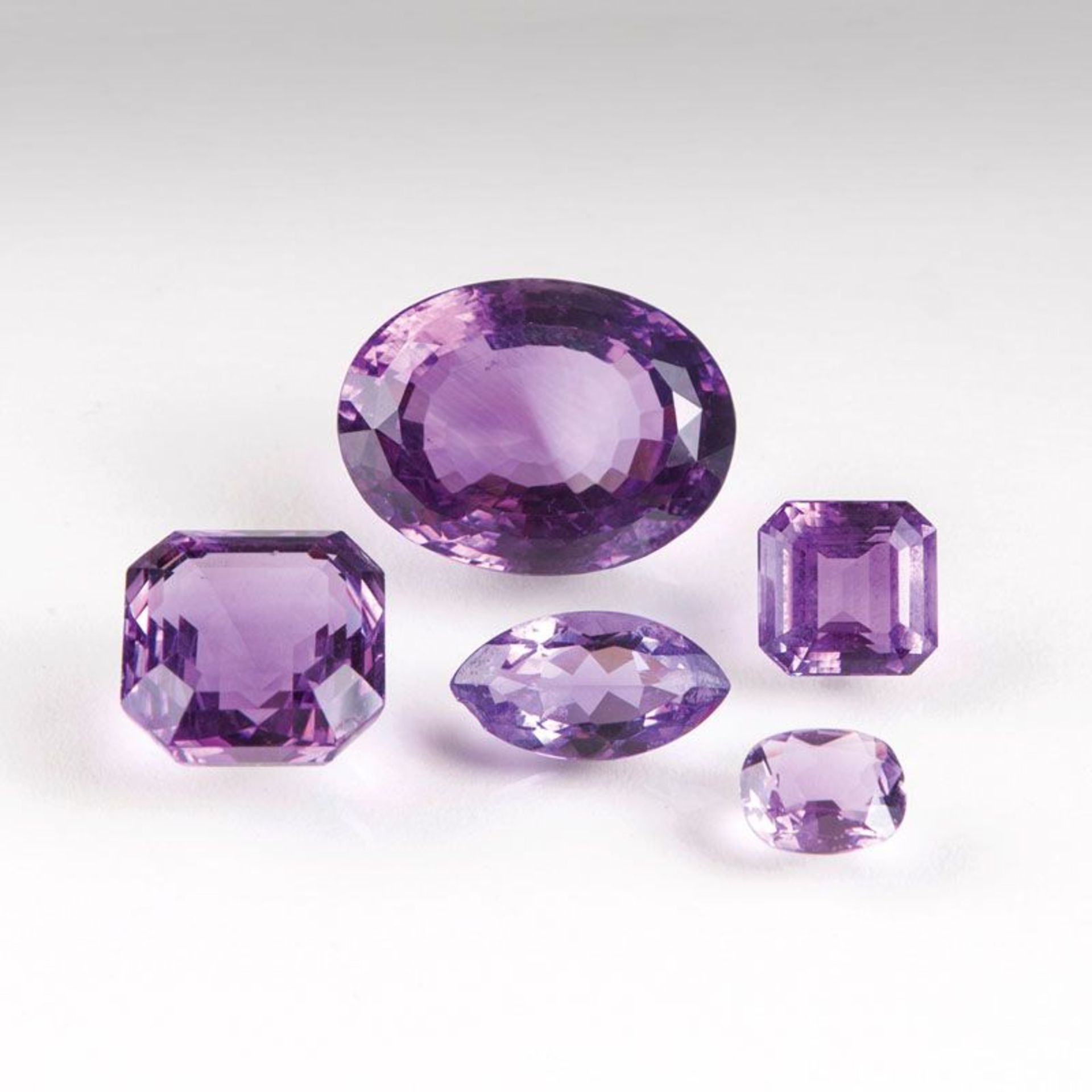 Fünf lose Amethyste Insges. 138,90 ct.: 1 Amethyst im Ovalschliff 80 ct. (ca. 30 x 23 x 18,5 mm),