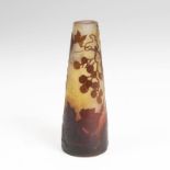 Emile Gallé (Nancy 1846 - Nancy 1904) Miniaturvase mit Wein-Dekor Nancy, um 1920.. Farbloses Glas,