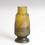 Emile Gallé (Nancy 1846 - Nancy 1904) Miniaturvase mit Farnen-Dekor Nancy, 1905-10. Farbloses Glas