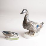 Zwei Porzellan-Tierfiguren 'Ente' Rosenthal, Kunstabteilung, um 1940. Farbige Unterglasurbemalung.