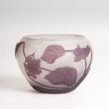 Emile Gallé (Nancy 1846 - Nancy 1904) Miniaturvase mit Veilchen-Dekor Nancy, 1905-10. Farbloses Glas