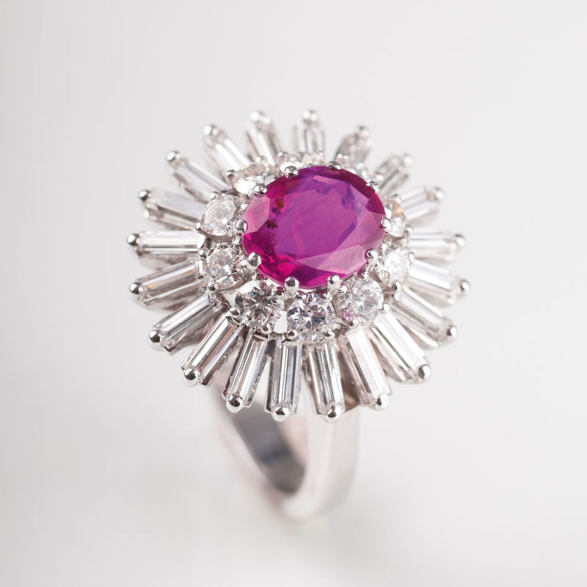 Vintage Diamant-Ring mit natürlichem Rubin Um 1960. 18 kt. WG, gest. Der natürliche, pinkisch-rote