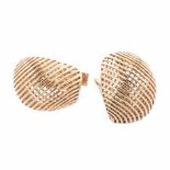 A PAIR OF 14CT GOLD CUFFLINKS each of domed mesh form, with baton fitting, impressed 14K,