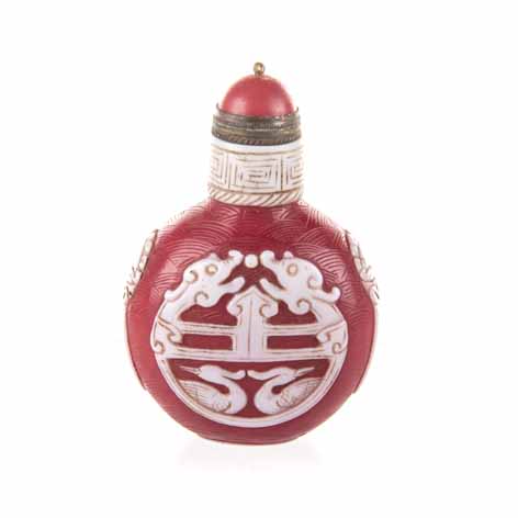 A CHINESE WHITE OVERLAY PEKING GLASS SNUFF BOTTLE the red body carved with waves, overlaid with '