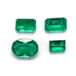 A SET OF FOUR UNMOUNTED EMERALDS sandawana type natural emeralds, slight bluish green in colour. 1.