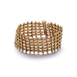 AN 18K YELLOW GOLD BRACELET of mesh-like design with interlinking bars