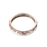 A 9CT GOLD RING the two tone band composed of two plain bands centred with a band highlighted with