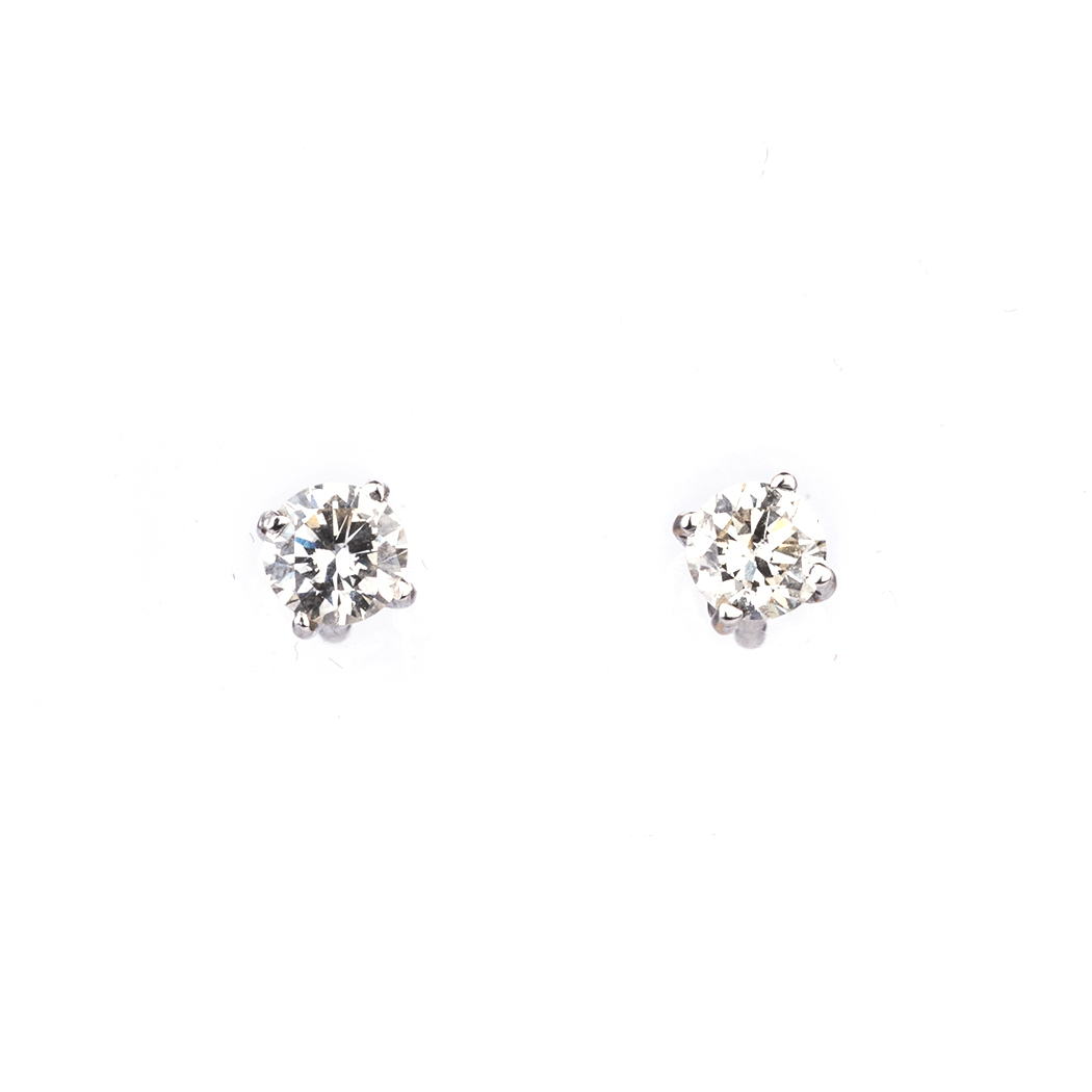 A PAIR OF 9K WHITE GOLD DIAMOND STUDS