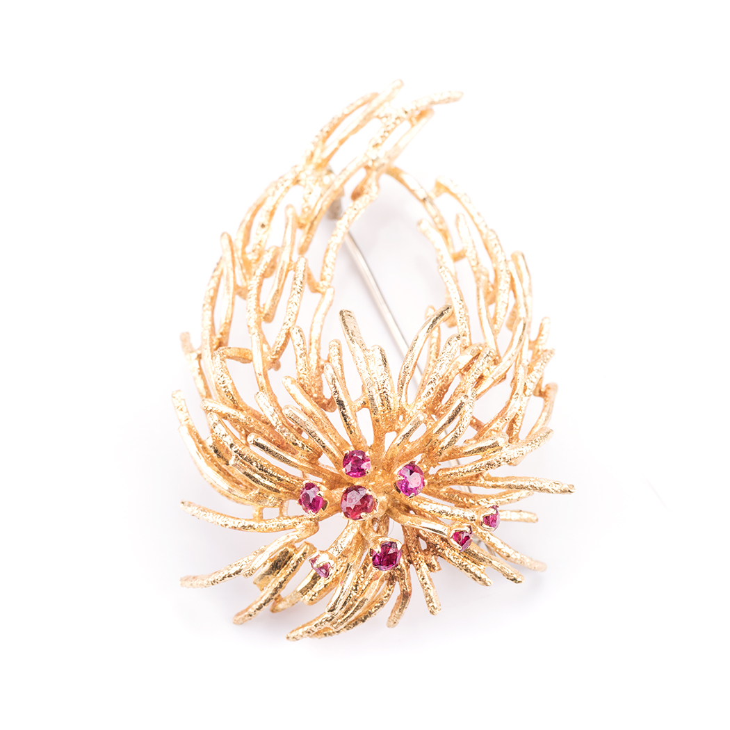 A YELLOW GOLD AND RUBY BROOCH