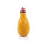 A CHINESE CARVED YELLOW GLASS CABBAGE SNUFF BOTTLE