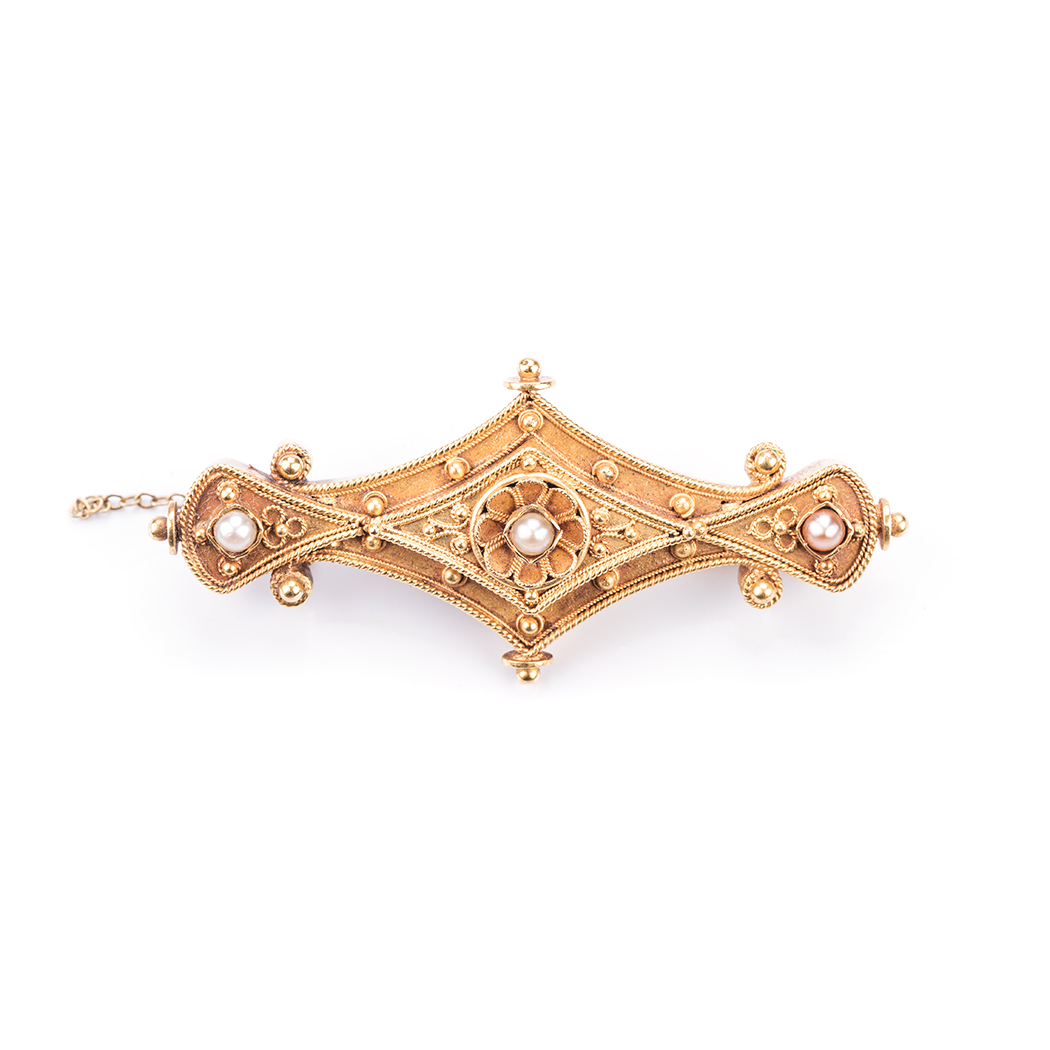 A VICTORIAN BROOCH