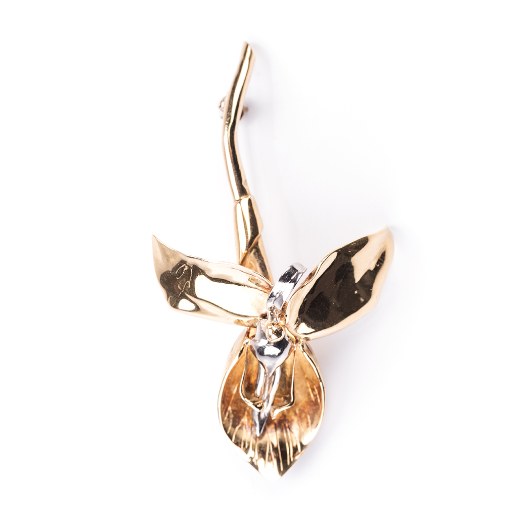 AN 18K GOLD DISA BROOCH