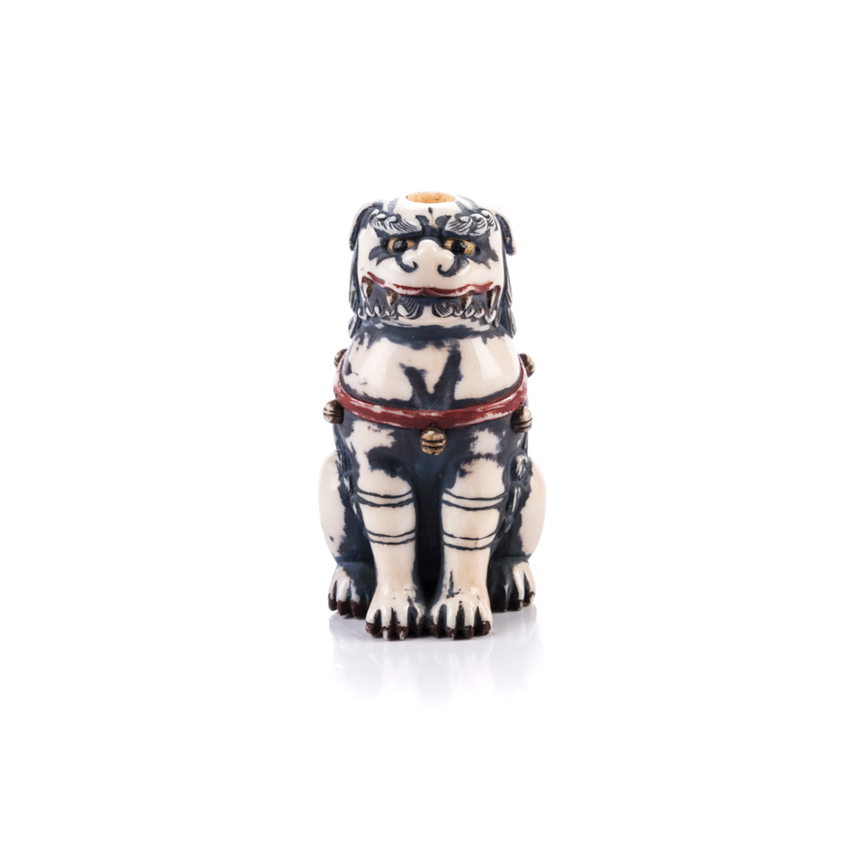 A CARVED AND PAINTED IVORY BUDDHIST-LION SNUFF BOTTLE