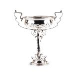 AN ART NOUVEAU SILVER TROPHY CUP, MAKERS'S MARK RUBBED, LONDON, 1902 circular, the bowl moulded with