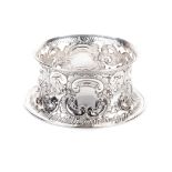 AN EDWARDIAN SILVER DISH RING, ISRAEL SIGMUND GREENBERG, BIRMINGHAM, 1901 the spool shaped pierced