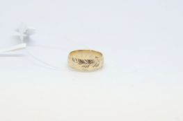 Carved 9ct yellow gold wedding band, ring size P