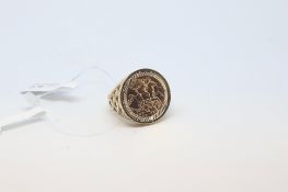 Edward V, 1910 Full sovereign in a 9ct yellow gold ring mount, ring size Q
