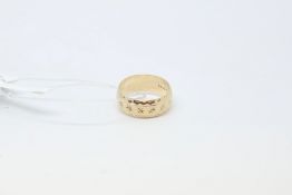 9ct yellow gold carved band ring, ring size J