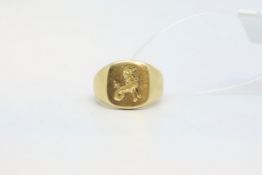18ct yellow gold signet ring, with an engraved dragon, ring size I
