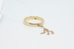 Unusual gold ring, 9ct yellow gold band with fringe detail