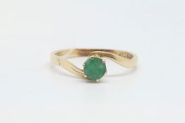 Single stone ring, round cut emerald, claw set, in a 9ct yellow gold twist mount
