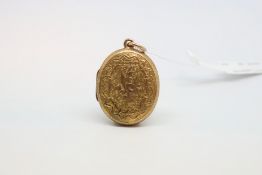 Antique engraved locket, hallmarked 15ct, measures 30 x 25mm