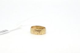 18ct yellow gold wedding band, carved detail to the full hoop, weighing approximately 6.3g