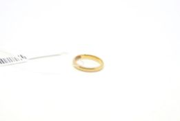 22ct yellow gold 2.6mm wedding band, weighing approximately 2.5g