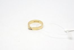 18ct yellow gold band ring, with a twist detail to the centre, weighing approximately 3.6g