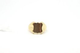 Heavy 18ct yellow gold signet ring, shield design, weighing approximately 17.6g