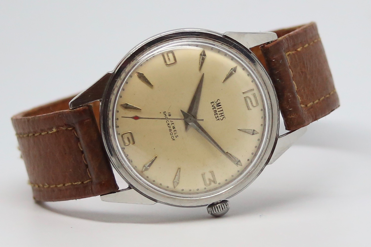 Gentlemen's Smiths Everest Oversize Vintage Wristwatch, circular dial with dagger hour markers, 35mm
