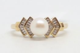 Pearl and diamond ring, central 6.7mm pearl, with baguette cut diamond set to the tiered