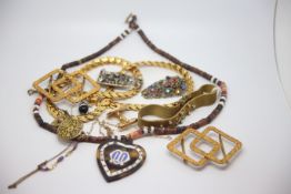 Mixed selection of mainly vintage jewellery, including necklaces, and brooches