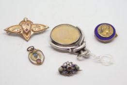 Selection of jewellery including a small gem-set and enamel brooch, a gem set pendant, an Art