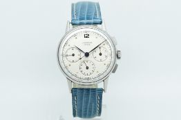 Gentlemen's Universal Geneve Vintage Chronograph Wristwatch, circular white dial with 3 subsidiary