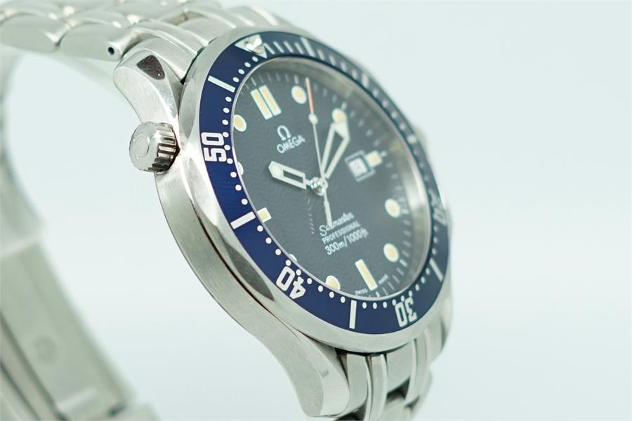 Gentlemen's Omega Seamaster Professional Divers Wristwatch, circular textured navy blue dial with - Image 2 of 3