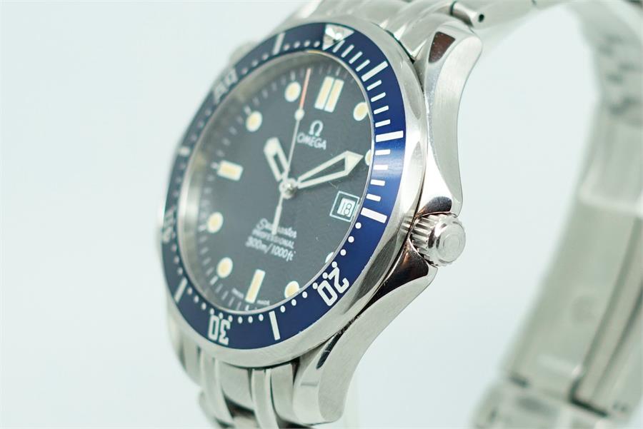 Gentlemen's Omega Seamaster Professional Divers Wristwatch, circular textured navy blue dial with