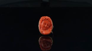 Carved coral cameo ring, set in yellow metal with continental marks, ring size I