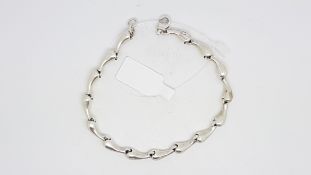 TIFFANY & CO- An Elsa Peretti silver link bracelet, signed, length approximately 17cm