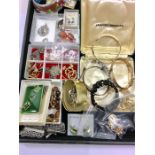 Tray of misc vintage and later jewellery