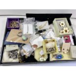 Tray of misc vintage and later jewellery