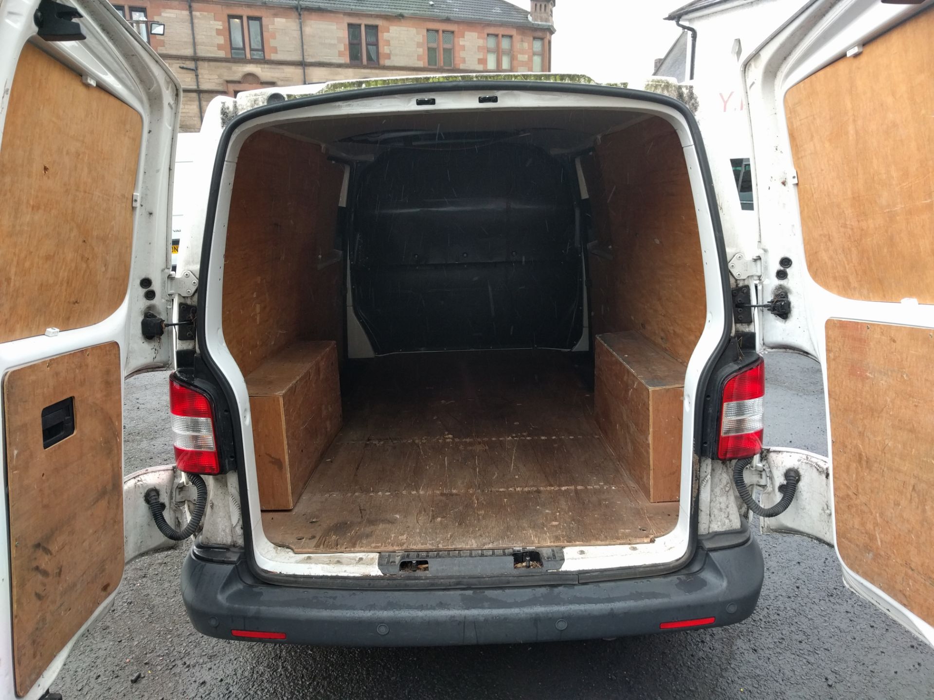 2011 VOLKSWAGEN TRANSPORTER T30 TDI 140 LWB PANEL VAN - Image 7 of 11