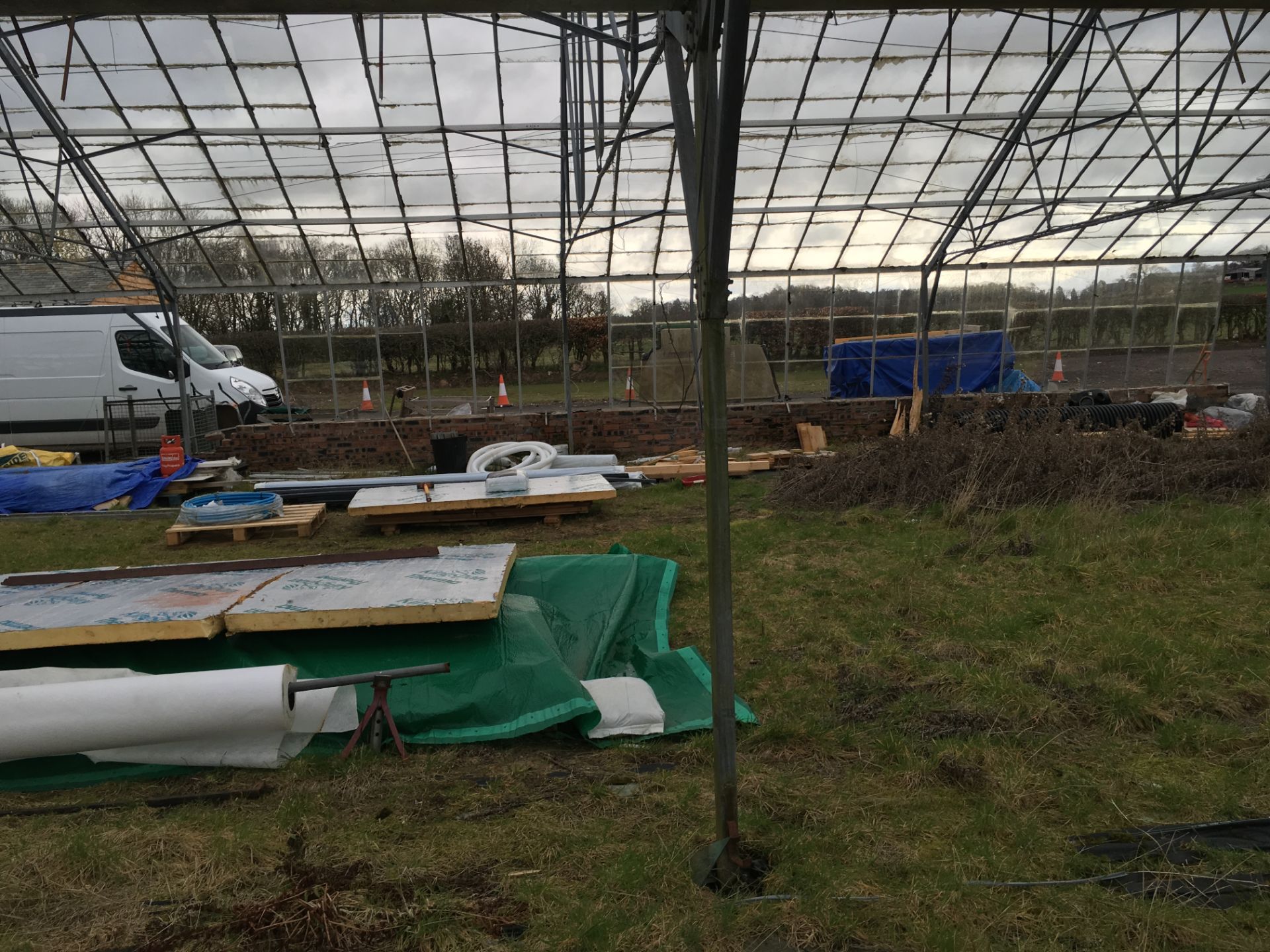 LARGE GREENHOUSES  HEIGHT 5.5 M LENGHT 85 M WIDTH 46.8M MUST BE DISMANTLED BY THE BUYER WITHIN ONE - Image 15 of 19