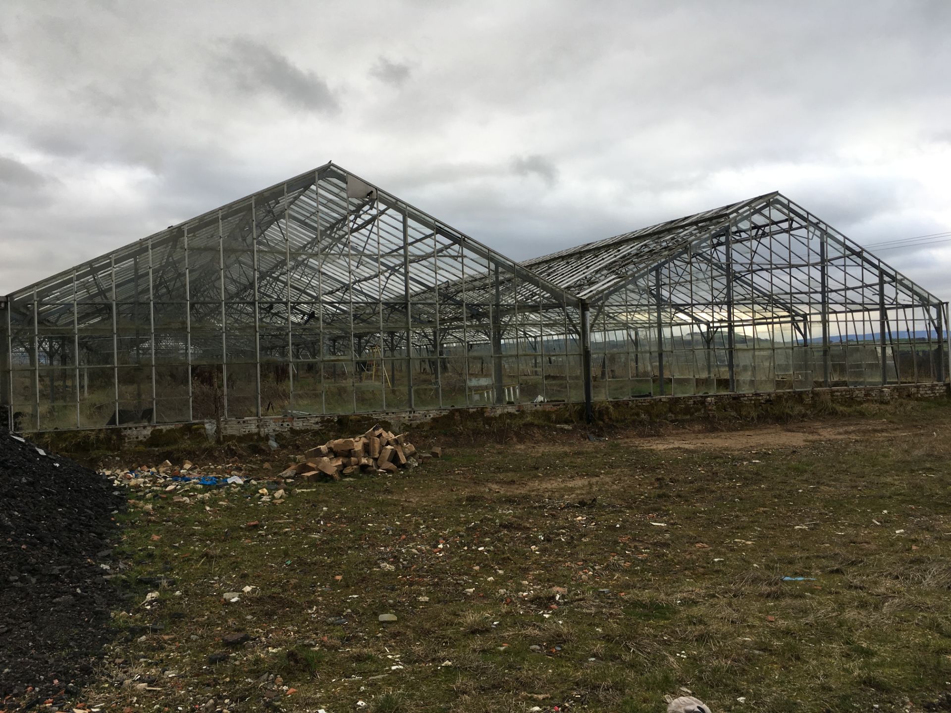 LARGE GREENHOUSES  HEIGHT 5.5 M LENGHT 85 M WIDTH 46.8M MUST BE DISMANTLED BY THE BUYER WITHIN ONE - Image 3 of 19