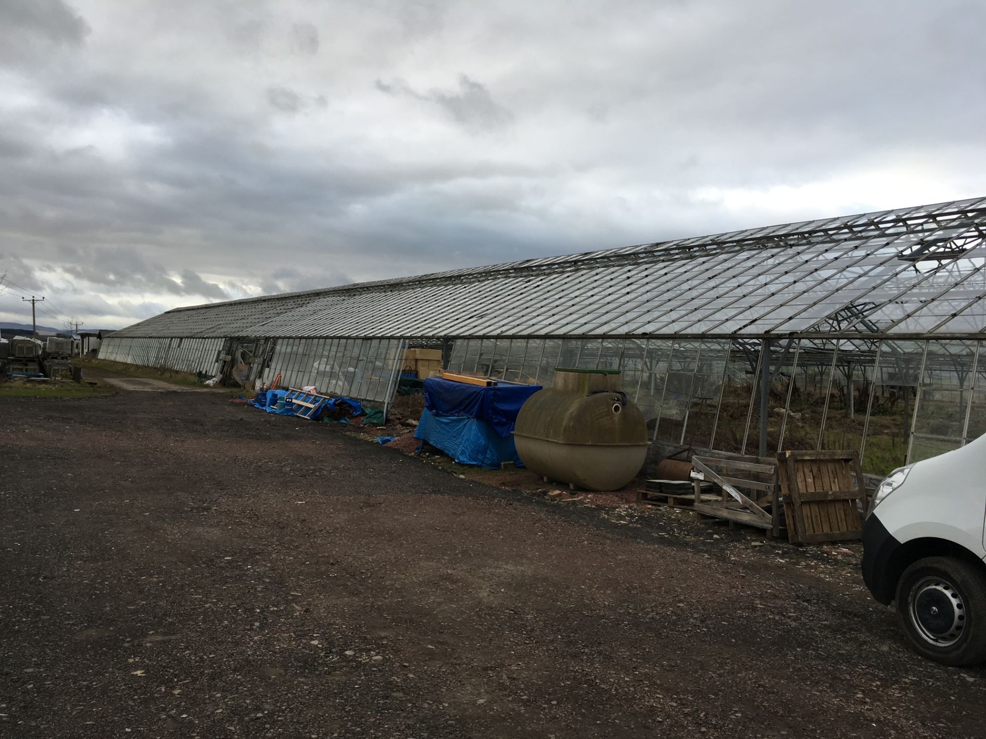 LARGE GREENHOUSES  HEIGHT 5.5 M LENGHT 85 M WIDTH 46.8M MUST BE DISMANTLED BY THE BUYER WITHIN ONE