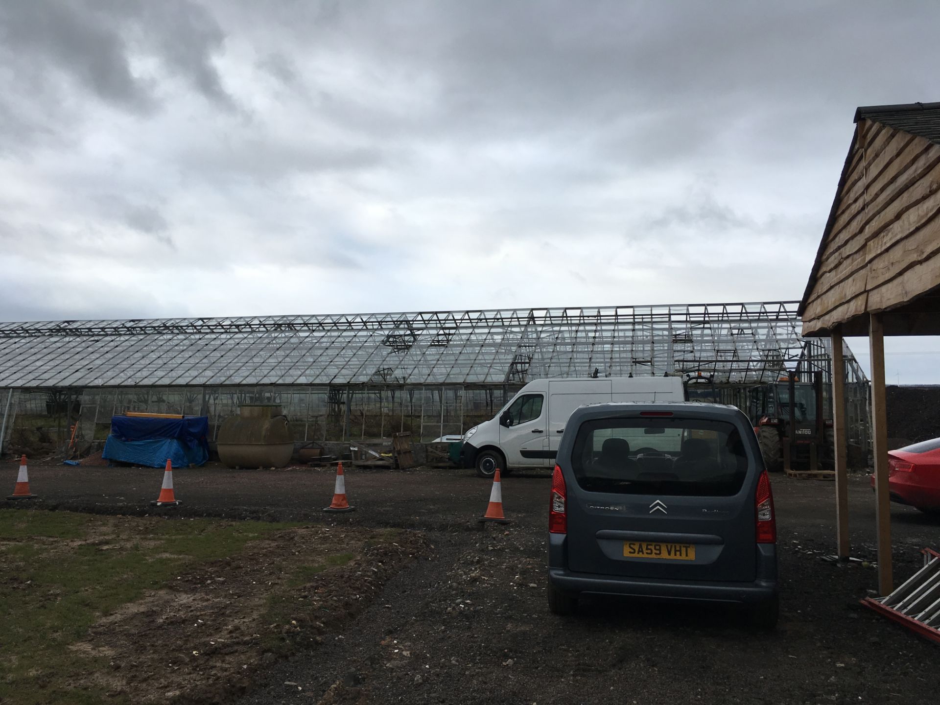 LARGE GREENHOUSES  HEIGHT 5.5 M LENGHT 85 M WIDTH 46.8M MUST BE DISMANTLED BY THE BUYER WITHIN ONE - Image 17 of 19
