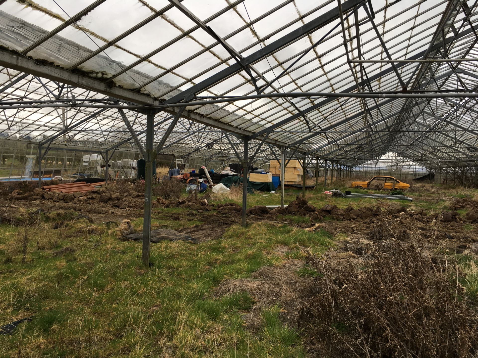 LARGE GREENHOUSES  HEIGHT 5.5 M LENGHT 85 M WIDTH 46.8M MUST BE DISMANTLED BY THE BUYER WITHIN ONE - Image 9 of 19