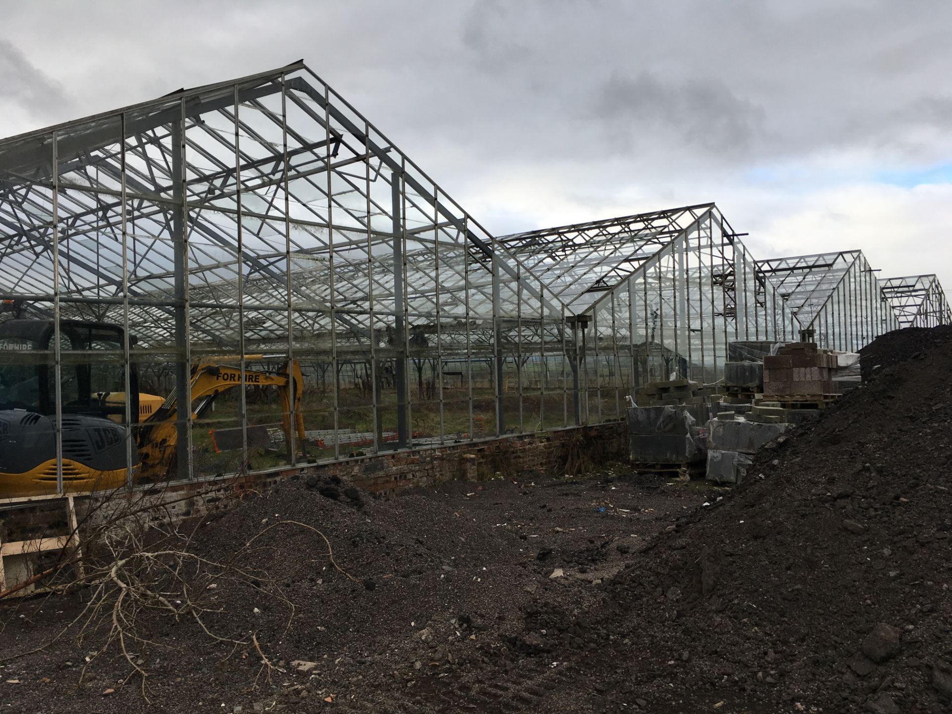 LARGE GREENHOUSES  HEIGHT 5.5 M LENGHT 85 M WIDTH 46.8M MUST BE DISMANTLED BY THE BUYER WITHIN ONE - Image 2 of 19